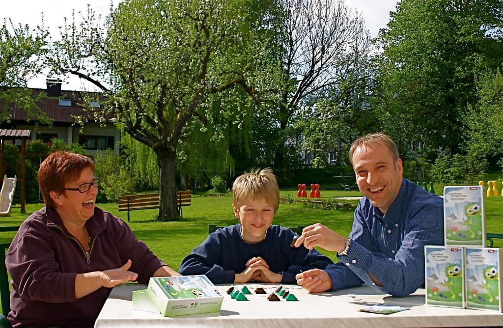 Spiele- Und Buchhotel Tschitscher Nikolsdorf المظهر الخارجي الصورة